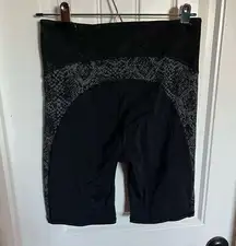 Athleta Stay Fly Short 9” Snake Details