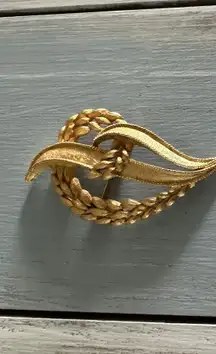 Magnificent Vintage Crown  Brooch Brushed Gold Tone Leaves Design