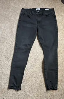 Frame Le Skinny de Jeanne Faded Black Skinny Chewed Hems Jeans. Size 30