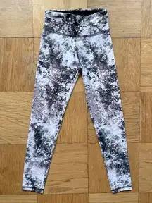 Strut This black/white/grey abstract printed 7/8 mid rise workout leggings XS