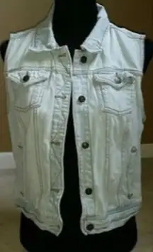 ✨HP✨F21 Light Wash Sleeveless Jean Jacket✨