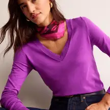Boden Catriona Cotton V-Neck Jumper in jewel purple