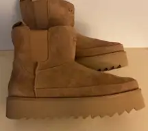 UGG Women's Chestnut Suede playing classic Chelsea boots size 11