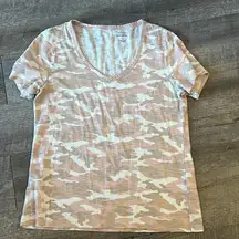 Banana Republic  Malibu T-Shirt Women's Size Medium Pink Blush Camo V-Neck