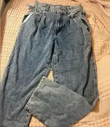 Retro high waisted wide legged jeans. So cute!