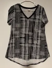 Lularoe V-Neck Christy T  -  Size Small  -black And‎ White