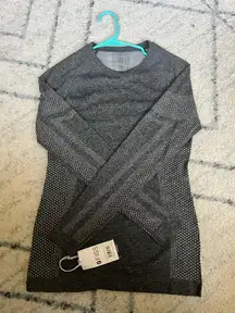 FIGS NWT Gray White Salta Seamless - Longsleeve Underscrub - Size Small PO5531