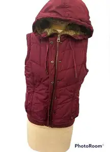 American Eagle AEO magenta pink zip quilted puffer vest faux fur lined hood med