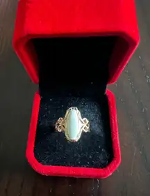 Women’s Gorgeous Golden and Iridescent Ring Size 7