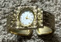 Geneva Platinum women’s vintage gold tone victorian‎ style bangle bracelet watch