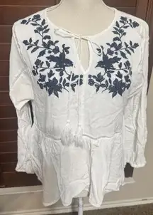 En Creme Embroidered Top Blouse White Tassel Tie Front sz M Peasant Boho