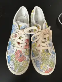Very G White Lace Floral Sneakers in 6.5 NWOB