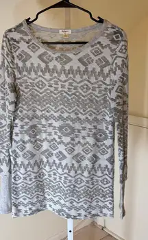 Dylan EUC Women's Light Gray Aztec Print Knit Top Size S