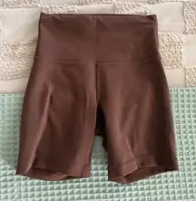 Lululemon Wunder Train High-Rise Short 6"
Java size 4