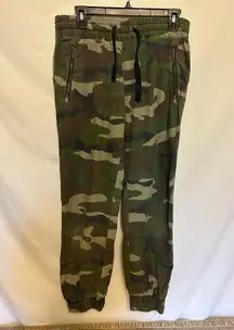 Aritzia TNA Alix Pant High-waisted Elastic Cuff Camo‎ Joggers Size Small