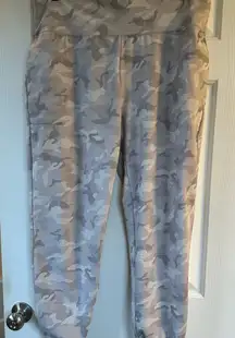 Rachel Zoe Light Gray Camouflage Performance Joggers Women’s XL