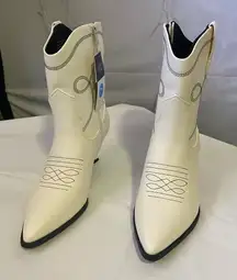 Stylish White Western Boots