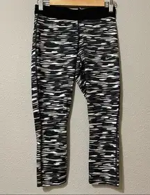 Nike  Dri Fit Black & Grey Camo Print Cropped Leggings S