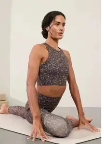 Athleta XS Conscious Crop Sports Bra Size X-Small A-C Bridget Abstract Grey