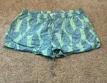 Vineyard vines shorts green and‎ blue size: medium feathers