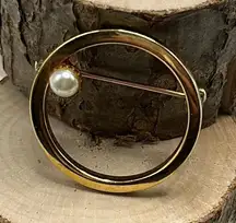Vintage Gold-tone Circular Brooch with a Single Faux Pearl Accent