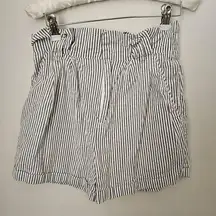 Forever 21 Shorts Paperbag Striped Gray White Pockets Neutral Trendy Casual
