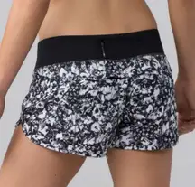 Speed Up Short 2.5” Black and White Floral Size 4