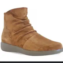 MUNRO | Women's Scout Brown Suede Ruched Ankle Boots