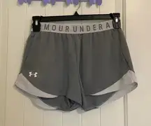 NWOT | Under Armour women’s heatgear‎ “loose” light gray white athletic shorts M