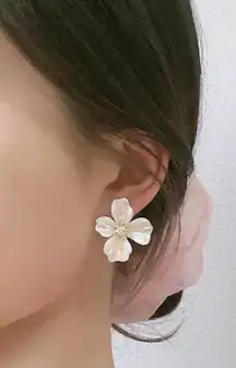 Shiny Flower Stud Earrings 