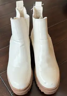 DIBA Cream Patent Leather Lug Sole Chunky Heel Pull-On Ankle Boots Size 6