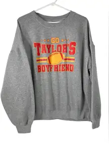 Gildan Gray Graphic Taylor Swift and Travis Kelce Crewneck Sweatshirt Size 2XL