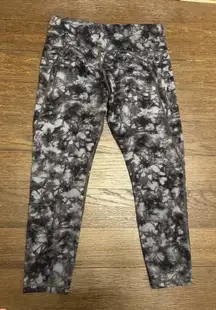 Athletes Black and Gray tie dye Patterned Leggings 7/8 crop size large