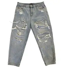 PrettyLittleThing - Distressed mom Jeans in Light Wash Blue