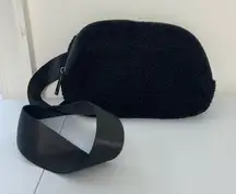 NWOT women’s solid black Sherpa soft‎ thick adjustable strap belt bag active