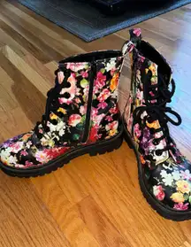 Floral Combat Boots Zip Side (women’s 8.5)