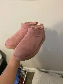 Classic Ultra UGG Mini Boots Women’s 9 light pink