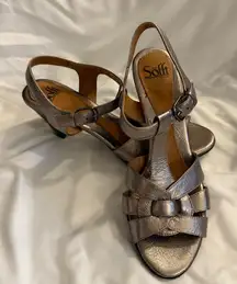 NWOT Sofft 9.5W Sabana Metallic Leather T-strap Sandal