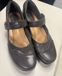 EARTH Clover Grey Leather Mary Jane Dress Heels Shoes Womens Size 8.5
