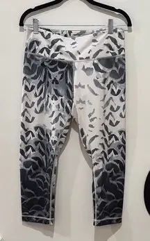 Lululemon Stylish Black and White Patterned capri Leggings