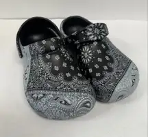 Womens Black and Gray‎ Bandana Patterned Clogs size 7