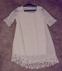 White sheath dress with flower details. 100% clean no flaws size sm unbrandeded