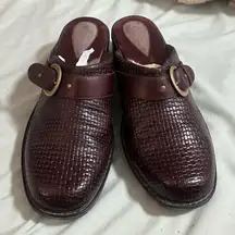 Clarks Artisan Women’s Burgundy Woven Leather Mule Clogs Shoes Sz 10
