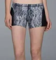 Lululemon Sweat 2 Swim Texture Twist White Black / Black‎ Size 8 EUC