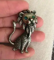 Vintage Lion Silver Tone Rhinestone Eyes Brooch