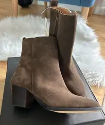 Banana republic booties western like Olive/brown color size 6 real suede