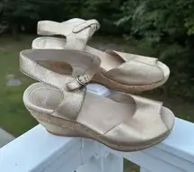 DANSKO CHARLOTTE GOLD CRINKLE WEDGE SANDALS SIZE 39 ( US 8.5 - 9 )