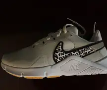 W Nike Legend Essential 2 