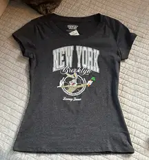 NWT Looney tunes grey Jrs med New York bugs Bunny graphic T-shirt​