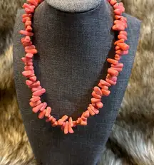 Peach colored vintage necklace. Very cute and good condition.​​​